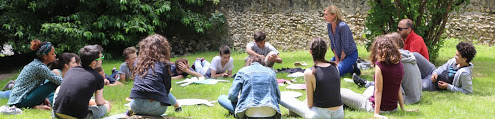 Jeunes en rond dans l'herbe