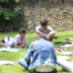 Jeunes en rond dans l'herbe